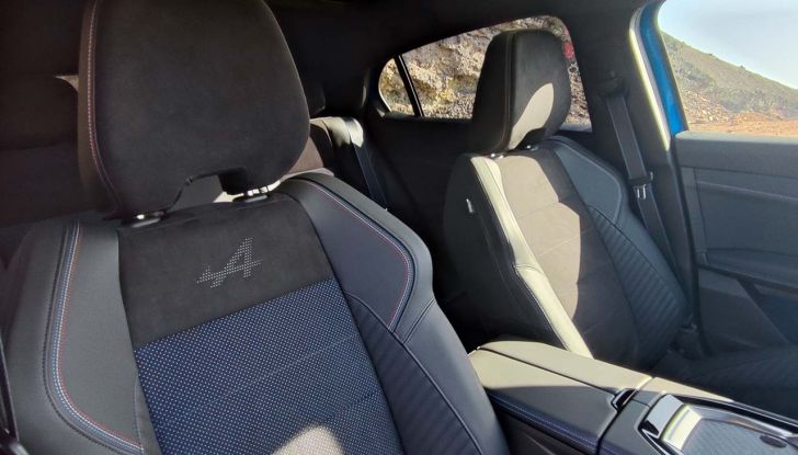 Renault Rafale 2024: prova su strada, allestimenti e prezzi del SUV coupé francese - Foto 18 di 35