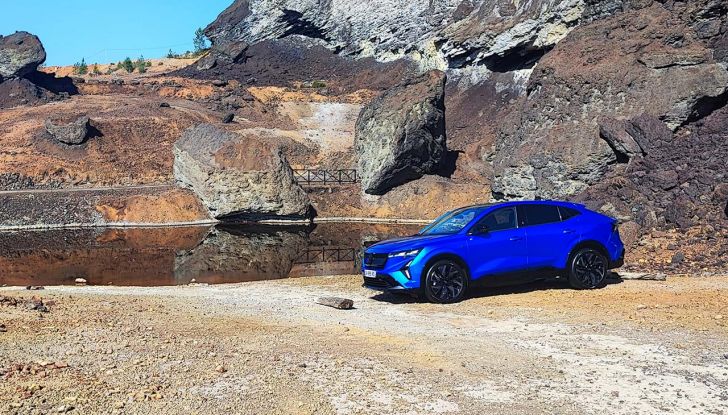 Renault Rafale 2024: prova su strada, allestimenti e prezzi del SUV coupé francese - Foto 22 di 35