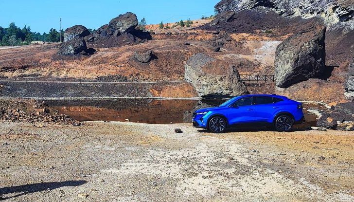 Renault Rafale 2024: prova su strada, allestimenti e prezzi del SUV coupé francese - Foto 23 di 35