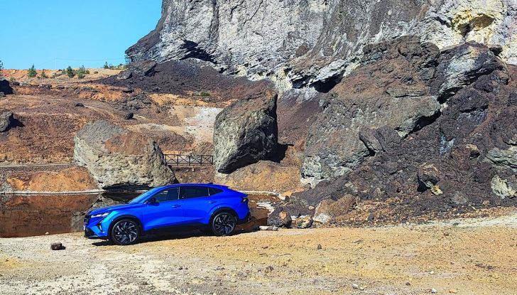 Renault Rafale 2024: prova su strada, allestimenti e prezzi del SUV coupé francese - Foto 24 di 35