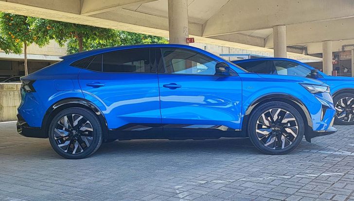 Renault Rafale 2024: prova su strada, allestimenti e prezzi del SUV coupé francese - Foto 27 di 35