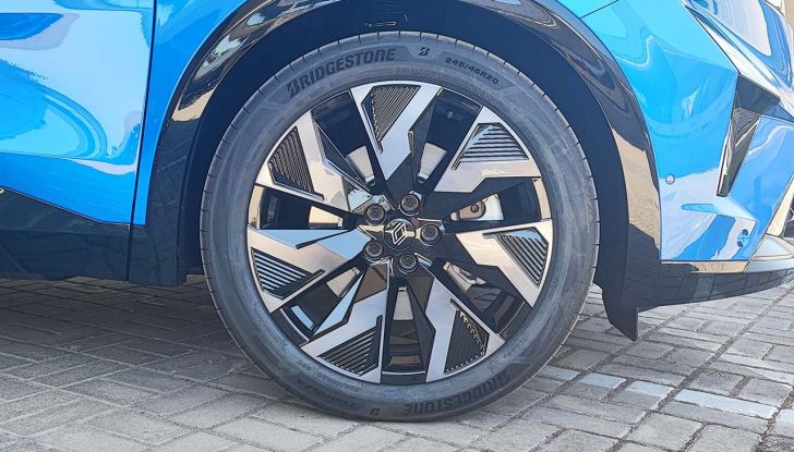 Renault Rafale 2024: prova su strada, allestimenti e prezzi del SUV coupé francese - Foto 28 di 35