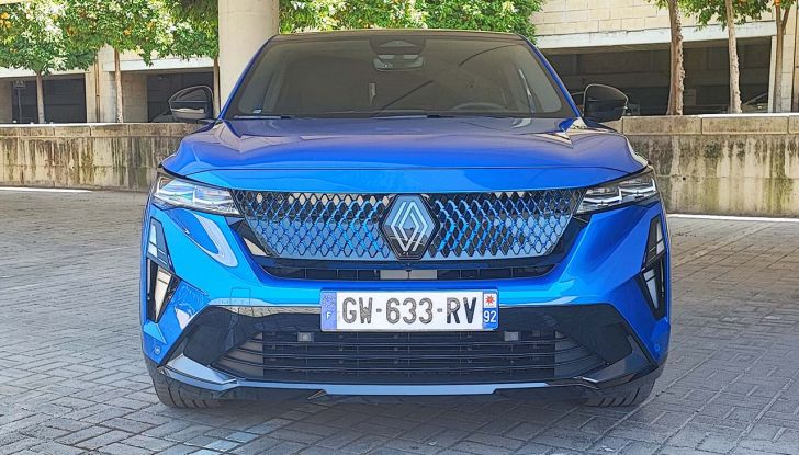 Renault Rafale 2024: prova su strada, allestimenti e prezzi del SUV coupé francese - Foto 29 di 35