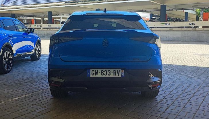 Renault Rafale 2024: prova su strada, allestimenti e prezzi del SUV coupé francese - Foto 30 di 35