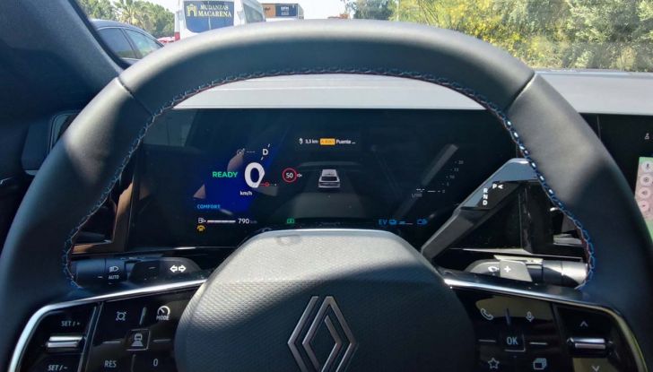 Renault Rafale 2024: prova su strada, allestimenti e prezzi del SUV coupé francese - Foto 34 di 35