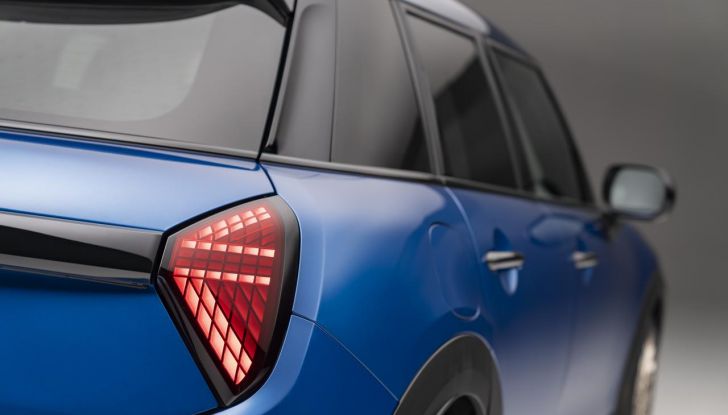 Mini Cooper 5 porte: caratteristiche, design, abitacolo, allestimenti, motori e prestazioni - Foto 15 di 31