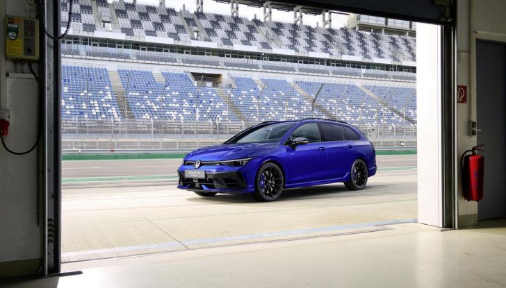 Volkswagen Golf R 2024: caratteristiche, design, abitacolo, versioni, motore e prestazioni - Foto 86 di 116