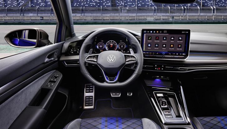 Volkswagen Golf R 2024: caratteristiche, design, abitacolo, versioni, motore e prestazioni - Foto 74 di 116