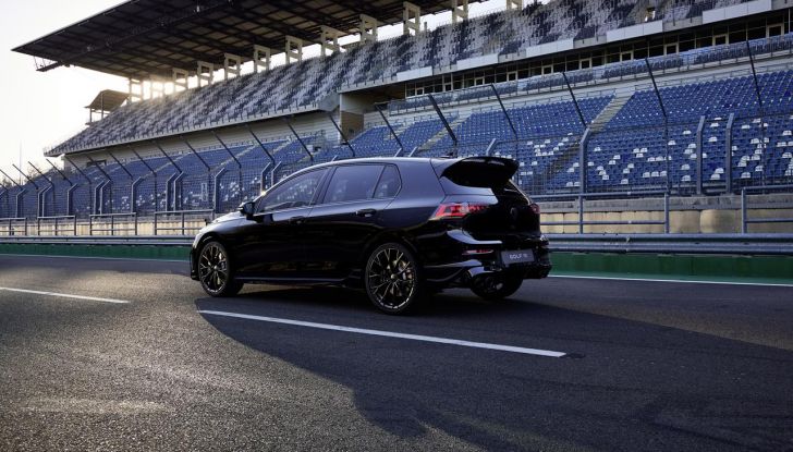 Volkswagen Golf R 2024: caratteristiche, design, abitacolo, versioni, motore e prestazioni - Foto 40 di 116
