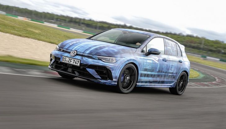 Volkswagen Golf R 2024: caratteristiche, design, abitacolo, versioni, motore e prestazioni - Foto 10 di 116