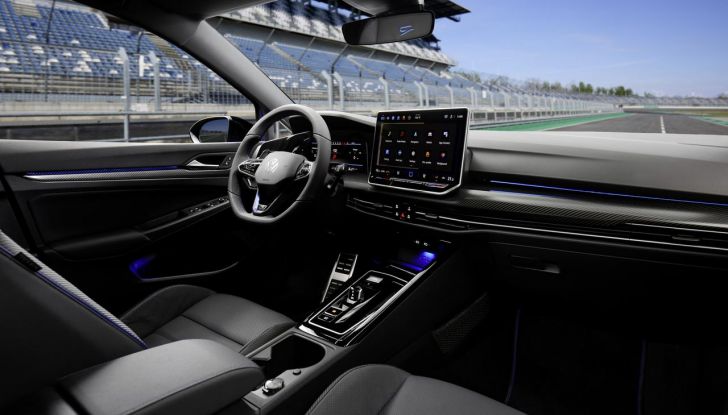 Volkswagen Golf R 2024: caratteristiche, design, abitacolo, versioni, motore e prestazioni - Foto 104 di 116