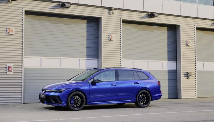 Volkswagen Golf R 2024: caratteristiche, design, abitacolo, versioni, motore e prestazioni - Foto 85 di 116