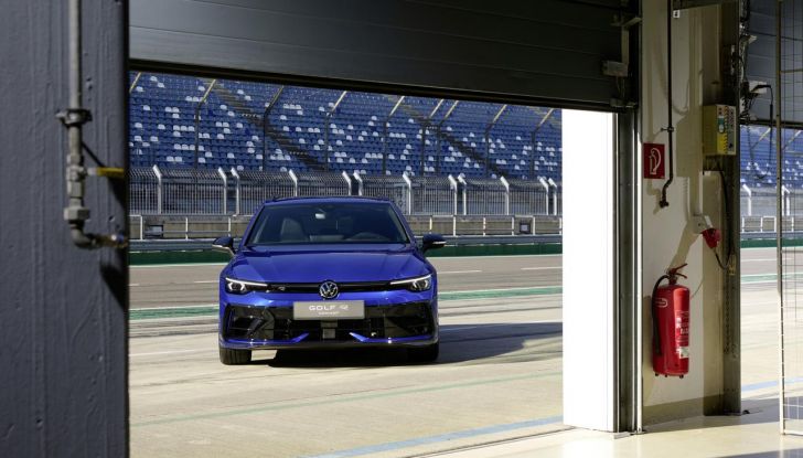 Volkswagen Golf R 2024: caratteristiche, design, abitacolo, versioni, motore e prestazioni - Foto 90 di 116
