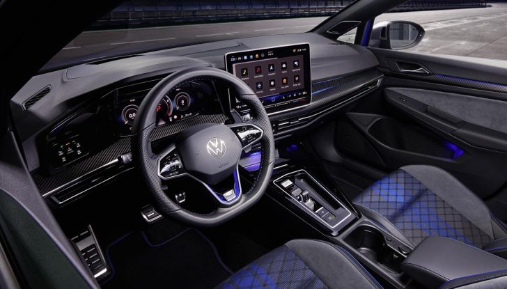 Volkswagen Golf R 2024: caratteristiche, design, abitacolo, versioni, motore e prestazioni - Foto 70 di 116