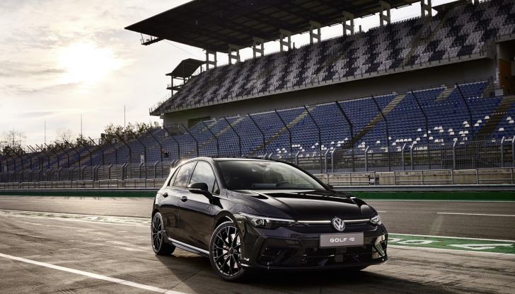Volkswagen Golf R 2024: caratteristiche, design, abitacolo, versioni, motore e prestazioni - Foto 39 di 116