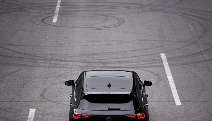 Volkswagen Golf R 2024: caratteristiche, design, abitacolo, versioni, motore e prestazioni - Foto 43 di 116