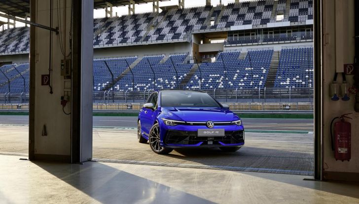 Volkswagen Golf R 2024: caratteristiche, design, abitacolo, versioni, motore e prestazioni - Foto 61 di 116