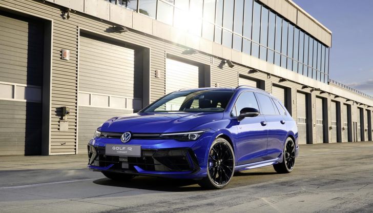 Volkswagen Golf R 2024: caratteristiche, design, abitacolo, versioni, motore e prestazioni - Foto 84 di 116