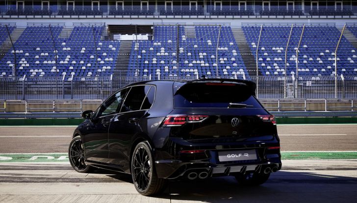 Volkswagen Golf R 2024: caratteristiche, design, abitacolo, versioni, motore e prestazioni - Foto 34 di 116