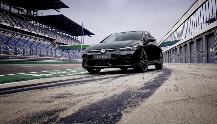Volkswagen Golf R 2024: caratteristiche, design, abitacolo, versioni, motore e prestazioni - Foto 37 di 116