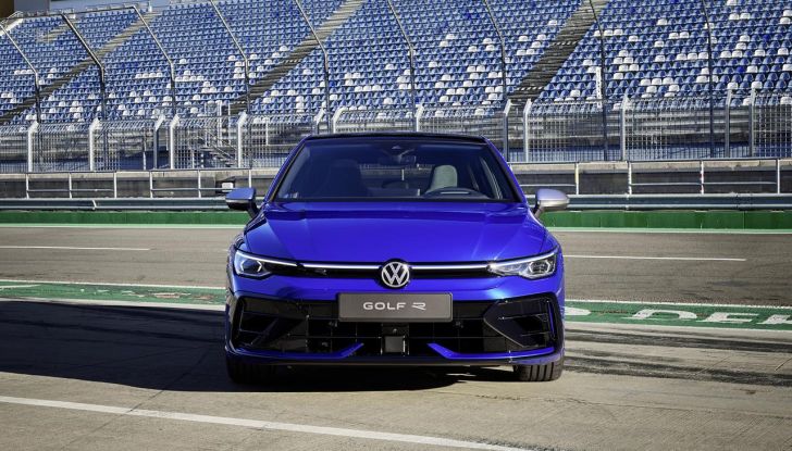 Volkswagen Golf R 2024: caratteristiche, design, abitacolo, versioni, motore e prestazioni - Foto 57 di 116