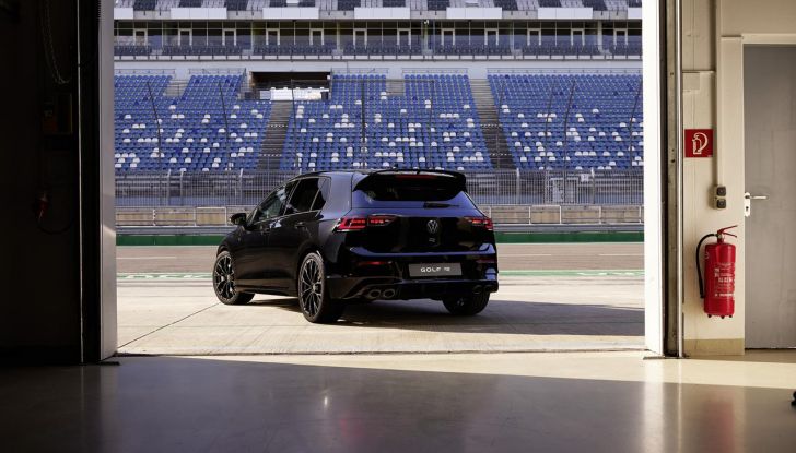 Volkswagen Golf R 2024: caratteristiche, design, abitacolo, versioni, motore e prestazioni - Foto 41 di 116