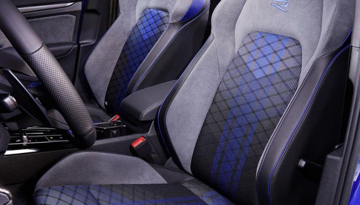 Volkswagen Golf R 2024: caratteristiche, design, abitacolo, versioni, motore e prestazioni - Foto 78 di 116