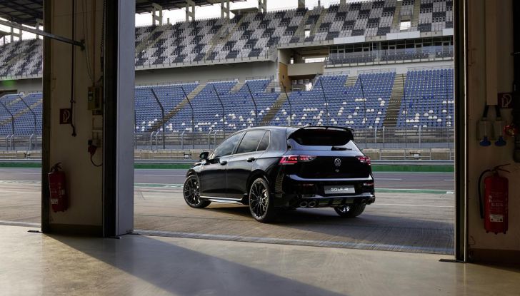 Volkswagen Golf R 2024: caratteristiche, design, abitacolo, versioni, motore e prestazioni - Foto 38 di 116