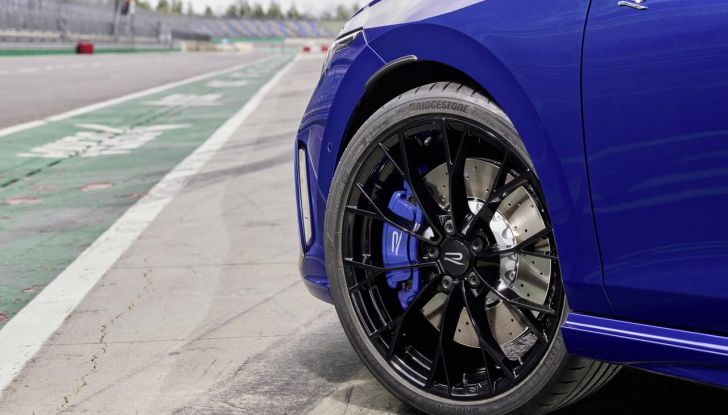 Volkswagen Golf R 2024: caratteristiche, design, abitacolo, versioni, motore e prestazioni - Foto 93 di 116