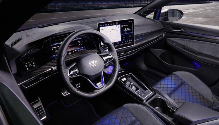Volkswagen Golf R 2024: caratteristiche, design, abitacolo, versioni, motore e prestazioni - Foto 72 di 116