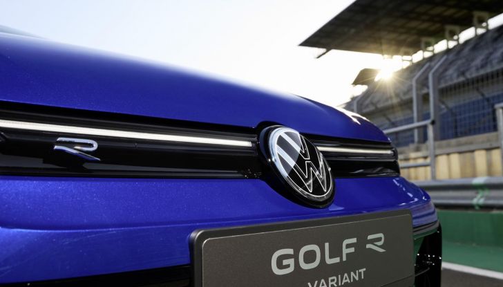 Volkswagen Golf R 2024: caratteristiche, design, abitacolo, versioni, motore e prestazioni - Foto 94 di 116
