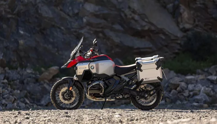 BMW R 1300 GS Adventure: una moto, due anime - Foto 15 di 17