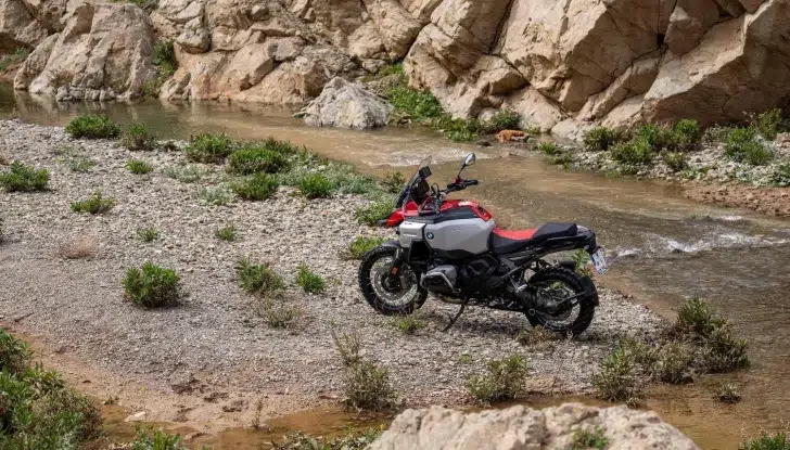 BMW R 1300 GS Adventure: una moto, due anime - Foto 2 di 17