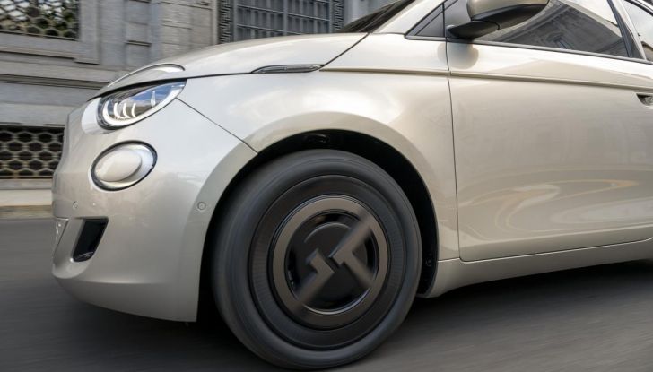 Fiat 500e Giorgio Armani: caratteristiche, design, abitacolo, motore e autonomia - Foto 11 di 25
