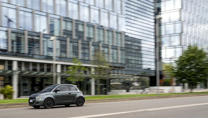 Fiat 500e Giorgio Armani: caratteristiche, design, abitacolo, motore e autonomia - Foto 4 di 25