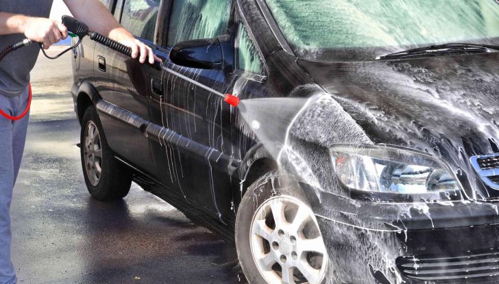 Come lavare auto: guida ai metodi e prodotti migliori - Foto 2 di 13