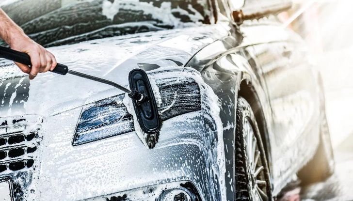 Come lavare auto: guida ai metodi e prodotti migliori - Foto 6 di 13