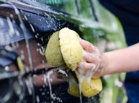 Come lavare auto: guida ai metodi e prodotti migliori