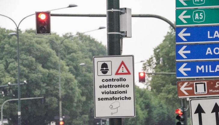 Multa semaforo rosso: cosa sapere e come fare ricorso (2024) - Foto 2 di 13