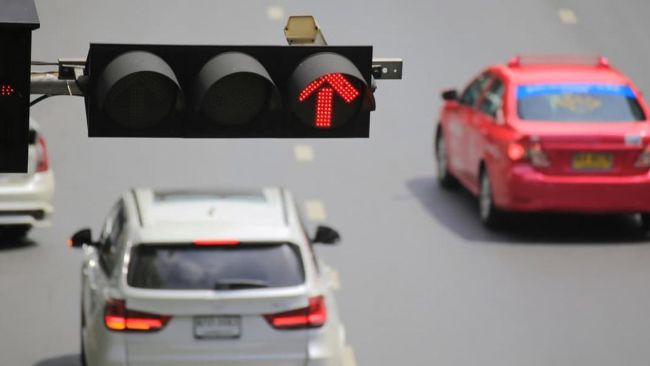 Codice della Strada: stop alle multe automatiche per chi supera la linea al semaforo