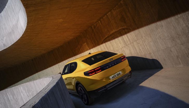 Nuova Ford Capri: caratteristiche, design, abitacolo, motori, versioni e autonomia - Foto 23 di 45