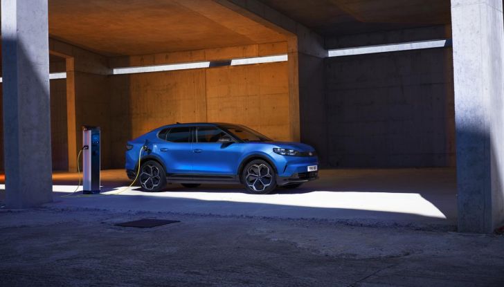 Nuova Ford Capri: caratteristiche, design, abitacolo, motori, versioni e autonomia - Foto 27 di 45