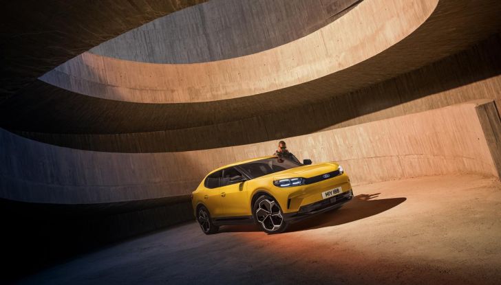 Nuova Ford Capri: caratteristiche, design, abitacolo, motori, versioni e autonomia - Foto 17 di 45