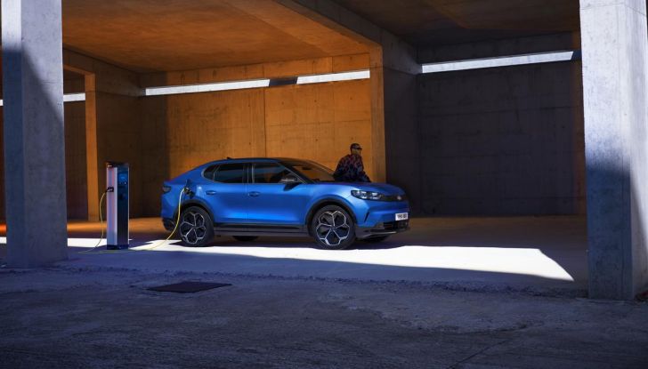 Nuova Ford Capri: caratteristiche, design, abitacolo, motori, versioni e autonomia - Foto 28 di 45