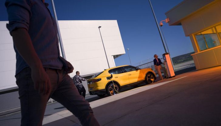 Nuova Ford Capri: caratteristiche, design, abitacolo, motori, versioni e autonomia - Foto 30 di 45