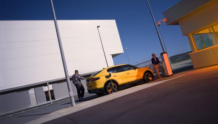 Nuova Ford Capri: caratteristiche, design, abitacolo, motori, versioni e autonomia - Foto 29 di 45