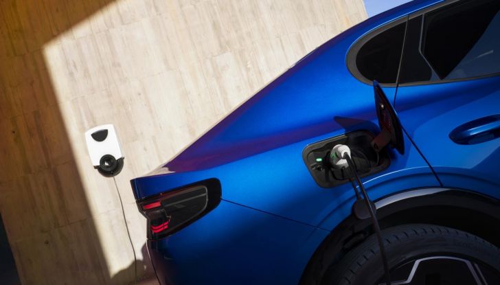 Nuova Ford Capri: caratteristiche, design, abitacolo, motori, versioni e autonomia - Foto 31 di 45