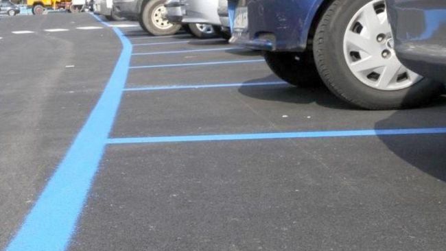 Sosta sulle strisce blu: quanti minuti puoi sforare senza prendere la multa?