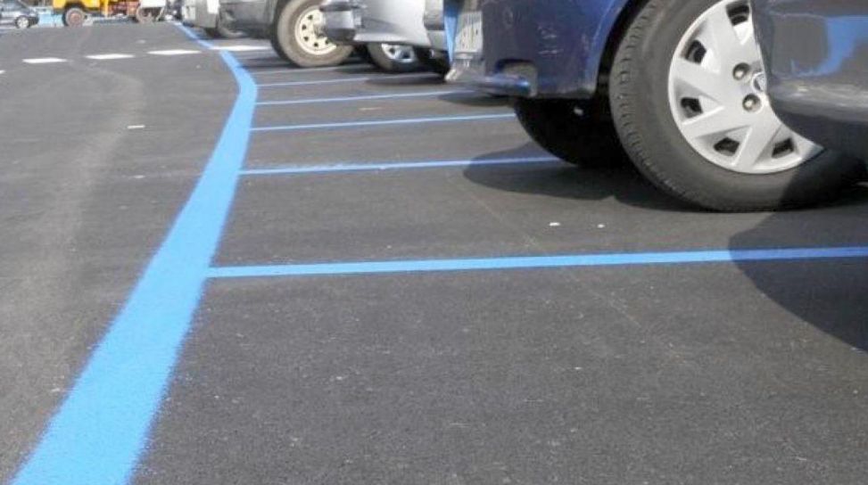 Sosta sulle strisce blu: quanti minuti puoi sforare senza prendere la multa?
