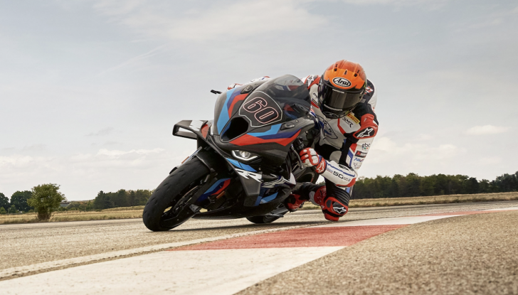 BMW M 1000 RR: la supermoto della polizia inglese per pattugliare le strade - Foto 6 di 7